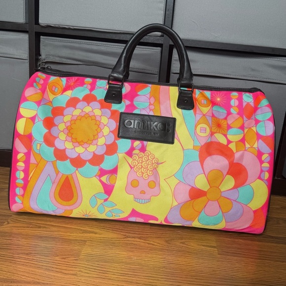 👜 Amika Duffle Bag - Picture 2 of 12